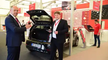 Das Projekt "Car Load" soll die Lieferkette revolutionieren: Thomas Brück (von links) und Sebastian Böhlen von T-Systems sowie Christoph Müller von Cordes & Graefe stellten das neue System vor.