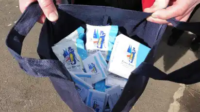 Die Hachez-Täfelchen mit Husaren-Logo dienen zusammen mit Gummibärchen und Waffeln als „Wurfmaterial“ für die Fußgruppe der Jecken.