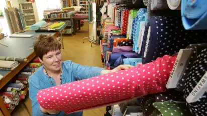Stoffe, Stoffe, Stoffe: Deutlich mehr Platz als vorher hat dafür nun Brigitte Schulz-Fastje vom Fadenlauf in Sudweyhe.