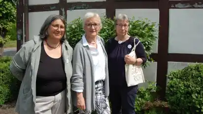 Johanna Zeuner, Barbara Schütt und Renate Witzel-Diekmann (von links) erzählen im Borgfelder Seniorenkreis über ihr Engagement bei "Omas gegen rechts". Sie sind einer Einladung von Pastorin Almut Wichmann gefolgt.