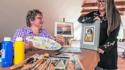 Kunstausstellung in Riede: Heike Lühmann (l.) malt Stimmungsbilder, Annette Leenheer (r.) arbeitet mit Strandgut und Kuchenpappe.