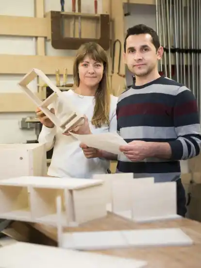 Paula Eickmann hatte die Idee zu Weserholz, Amin Mlli arbeitet zusammen mit Trainees in der Tischlerei.