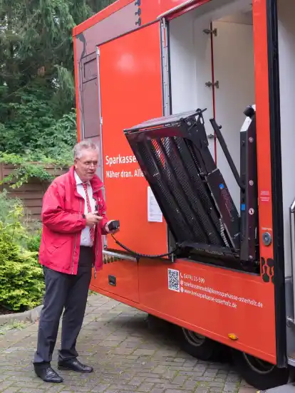 Neben Geldautomat und Kontoauszugsdrucker gibt es auch eine Hebebühne für Menschen, die nicht ohne Hilfe ins Fahrzeug kommen.