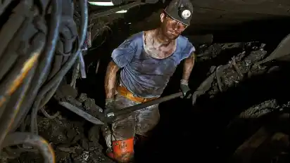 Bergmann Andreas Stieglan arbeitet in Bottrop auf der Zeche Prosper Haniel in 1250 Meter Tiefe an einem Flöz unter Tage vor Kohle.