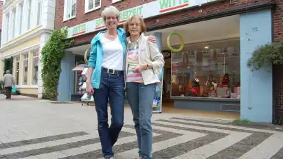 Carmen und Freya Witte vor ihrem Kinderparadies in der Verdener Fußgängerzone. Am 1. Dezember übergibt die Mutter das Geschäft an ihre Tochter.