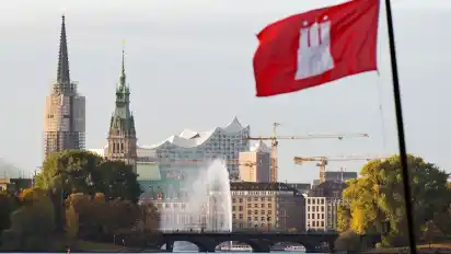 Nicht zu übersehen: Zwischen Rathaus und Alsterfontäne hat die Elbphilharmonie ihren Platz gefunden.