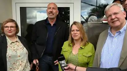 Die Grünen Alexandra Werwath (l.,) und Maike Schaefer haben sich am Mitwoch mit Carsten Meyer-Heder (2.v.l) und Jens Eckhoff (beide CDU) zu ersten Gesprächen getroffen.