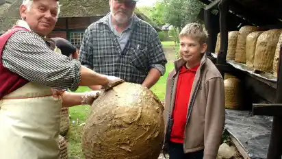 Ewald Ebner präparierte die Körbe, während Manfred Stahnke und Julian Fleischer (v. l.) von ihm lernten. AMS·