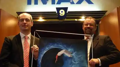 Roland Brückmann, Leiter des Cinemaxx Bremen und Julian Stanford von Imax vor dem neuen Kinosaal.
