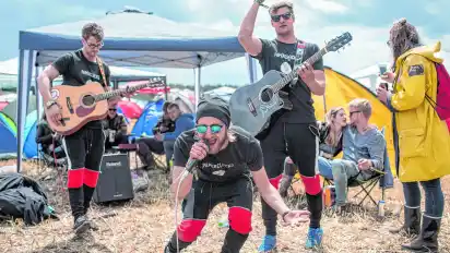Die Band "Paperclocks" spielt am 19.06.2015 beim Rockfestival Hurricane in Scheeßel (Niedersachsen) ein kleines Konzert auf dem Zeltplatz. Das Hurricane zahlt mit rund 65.000 Besuchern zu den größten Rockfestivals Deutschlands und findet bis zum Sonntag (21.06.2015) statt. Foto: Ole Spata/dpa +++(c) dpa - Bildfunk+++