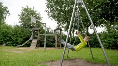 Tristesse in Grau und Braun: Auf dem Spielplatz „Bunte Kuh“ in Osterholz sind einige der Spielgeräte bereits marode. Hier konnte jahrelang nicht viel investiert werden.
