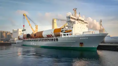 Im Hafen von Rostock wird die Svenja beladen. Das SAL-Schwerlastschiff gehört jetzt mit zum Bremer Unternehmen Harren & Partner.