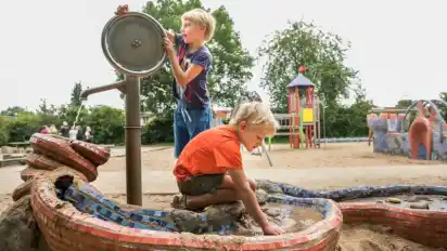 Spielplatz in Blockdiek, Kölner Straße: (vli.) Hanno (8 J.), Chris (6 J.).