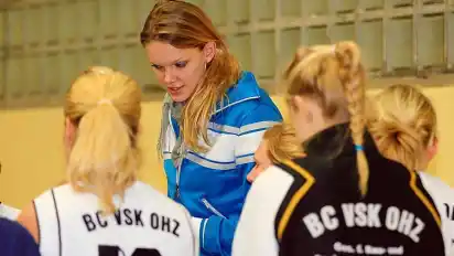 Vielleicht auch Trainerin nach der aktiven Basketballkarriere? Als Katja Bavendam (in der blauen Jacke) jetzt in der Heimat weilte, coachte sie wie berichtet auch schon mal ihre ehemaligen Klubkameradinnen vom BC VSK Osterholz-Scharmbeck.