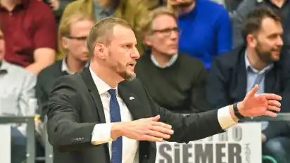 Trainer Arne Woltmann ist gefordert: Das neue Eisbären-Projekt weckt Begehrlichkeiten, die das neue Team noch nicht erfüllt.
