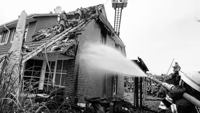 Obwohl die angerückten Feuerwehren den Brand schnell löschen konnten, entstand immenser Schaden an der Doppelhaushälfte in Sottrum.