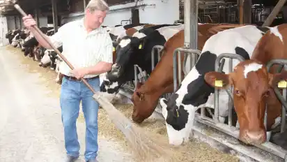 Heute ist Landwirt Jürgen Drewes froh, dass er nach dem Wegfall der Milchquote seinen Viehbestand nicht aufgestockt hat. Der Milchpreis ist seit Langem extrem niedrig.