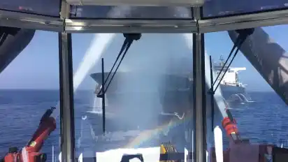 Ein Feuerlöschboot bekämpft die Flammen auf dem norwegischen Öltanker.