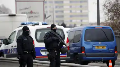 Deutsche Polizisten stehen an der deutsch-französischen Grenze nach einem Anschlag auf dem Weihnachtsmarkt in Straßburg.