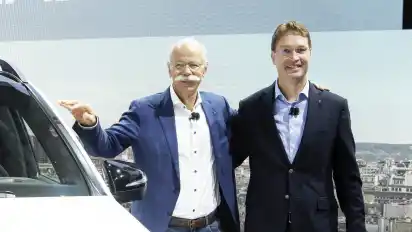 Junger Schwede: Ola Källenius, bislang Entwicklungsvorstand von Mercedes-Benz Cars (r), wird Dieter Zetsche als Vorstandsvorsitzenden der Daimler AG ablösen.
