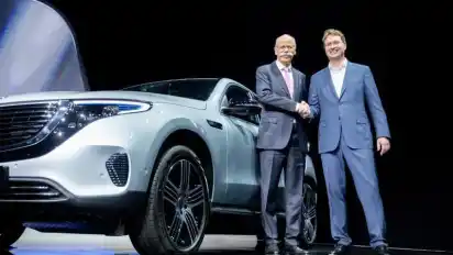 Dieter Zetsche (l.) und sein Nachfolger Ola Källenius stehen zu Beginn der Hauptversammlung gemeinsam auf dem Podium.
