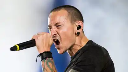 Linkin-Park-Frontmann Chester Bennington hatte in der Vergangenheit offen über seine Depressionen und Suchtprobleme gesprochen. In Interviews gab er auch an, als Junge von einem älteren Bekannten sexuell missbraucht worden zu sein.