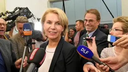 Auf Nachfragen der Journalisten ringt sich Elke Twesten einige trotzige Sätze ab.