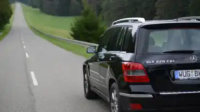 Wegen des Verdachts der Abgasmanipulation hat das Kraftfahrtbundesamt den Rückruf von 60.000 Mercedes GLK 220 CDI angeordnet.
