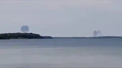Zwei Rauchwolken steigen hinter dem nördlichen Fleesensee auf. Die Luftwaffe hat am Montag den Absturz von zwei Eurofightern in Mecklenburg-Vorpommern nach einem Zusammenstoß in der Luft bestätigt. Beide Piloten konnten den Schleudersitz betätigen, wie die Luftwaffe weiter mitteilte.