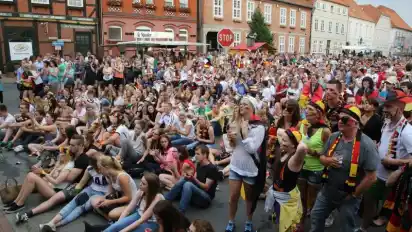 Prima Stimmung und ein schwarz-rot-goldenes Farbenmeer gab es bei der WM 2014 auf dem Anita-Augspurg-Platz in Verden.