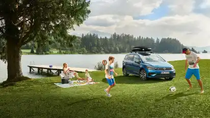 Insbesondere bei Autoreisen mit der Familie gibt es viel zu transportieren. Eine gute Wahl dafür sind Dachgepäckträger.