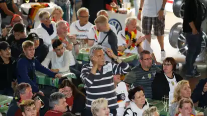 Fast wie im Stadion: Im Autohaus Brandt wird auch diesmal wieder gemeinsam die Fußball-Weltmeisterschaft verfolgt.
