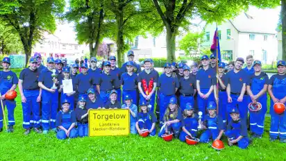 Ein besonders originelles Geschenk kam von der Partnerwehr, der Freiwilligen Feuerwehr Torgelow: Das Ortseingangsschild Torgelows, unterschrieben von allen Mitgliedern aus der Wehr. Das Geschenk wird einen Ehrenplatz im Gerätehaus bekommen. Das Foto zeigt die Jugendwehr Blumenthal und die Partnerwehr Torgelow in bunter Durchmischung.