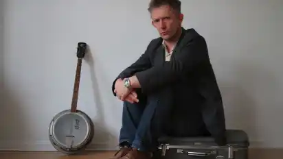 Bremens traurigster Sohn Dirk Otten singt den Kellergospel — und das in der ganzen Welt. Mit 39 Jahren lernte der Bremer Banjo spielen und zieht seitdem als The Dad Horse Experience mit seiner schrägen Musik durch die Clubs.