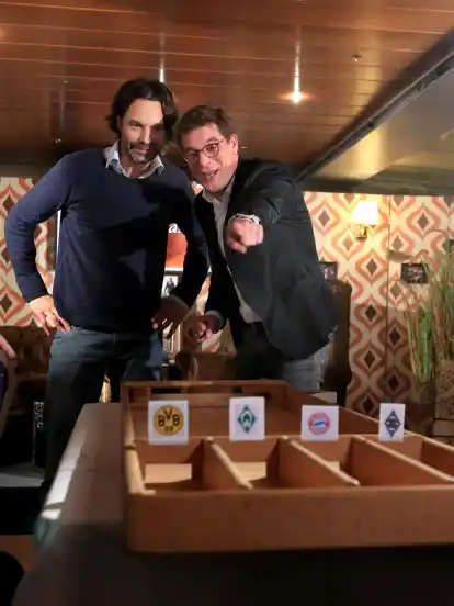 Beendeten den WESER-Strand-Talk auf der „Oceana“ mit einem Spiel: Talk-Gast Moritz Rinke (links) und Gastgeber Axel Brüggemann.