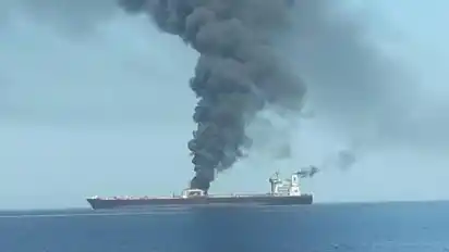 Nach einem Angriff steigt Rauch vom Öltanker «Front Altair» auf. Das unter der Flagge der Marshallinseln fahrende Schiff ist am frühen Morgen zwischen den Vereinigten Arabischen Emiraten und dem Iran attackiert worden.