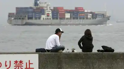 Containerschiff vor Yokohama: Japan ist nach den USA und China die drittgrößte Volkswirtschaft der Welt und damit ein sehr interessanter Absatzmarkt für europäische Unternehmen. foto: Kimimasa Mayama/EPA/Archiv