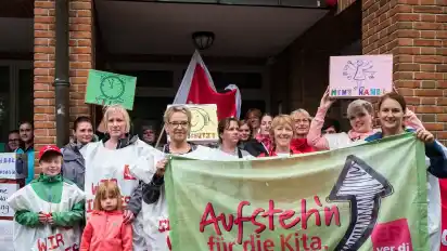 Fühlen sich von der Politik im wahrsten Sinne im Regen stehengelassen: Rund 30 Erzieherinnen machten am Mittwochabend vor dem Weyher Rathaus auf ihre Situation aufmerksam.