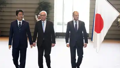 Shinzo Abe (l.), Premierminister von Japan, Jean-Claude Junker (m.), Präsident der Europäischen Kommission, und Donald Tusk, Präsident des Europäischen Rates auf dem Weg zu einem gemeinsamen Treffen.