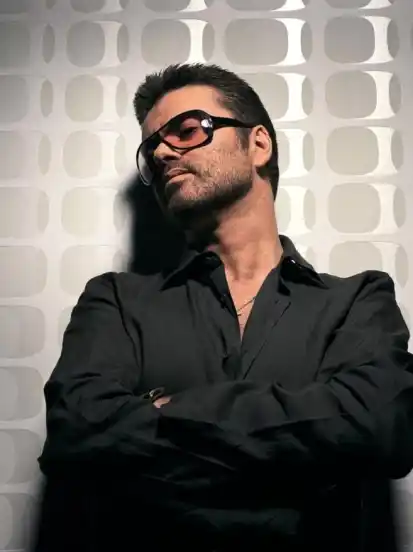 George Michael ist Single - und das schon seit mehr als zwei Jahre, wie er erst jetzt seinen Fans beichtete.