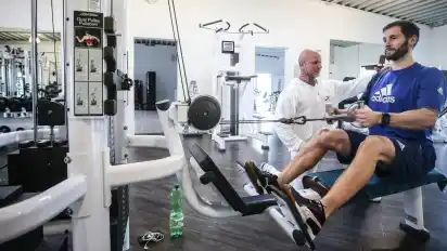 Trainer Heiko Dörfer mit Neu-Mitglied Martin Wattrodt. Wie so viele andere auch, hat sich der Grasberger vorgenommen, im neuen Jahr mehr für seine Fitness zu tun.