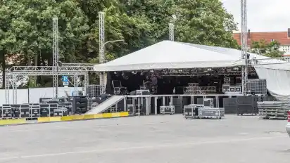6000 Menschen passen auf das Festival-Gelände. Die 20 mal 17 Meter große Bühne dürfte die größte sein, die bislang in Delmenhorst für ein Konzert aufgebaut wurde.