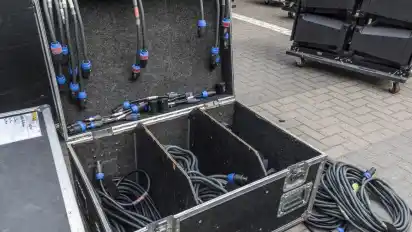 Hunderte Meter Kabel wurden am Donnerstag verlegt, zig Kisten voller Equipment standen auf den Graftwiesen.