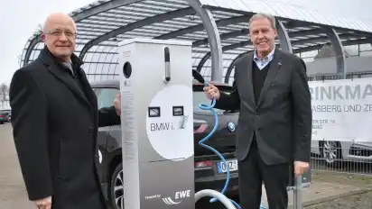 EWE-Vertreter Tönjes Itgen (l.) mit Autohaus-Chef Horst Brinkmann.
