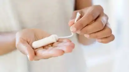 Während die Mehrwertsteuer bei vielen Gütern des täglichen Bedarfs bei sieben Prozent liegt, beträgt sie bei Tampons und Binden 19 Prozent.
