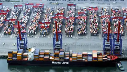 Das Archivfoto zeigt die "Yantian Express" am Containerterminal Altenwerder in Hamburg.