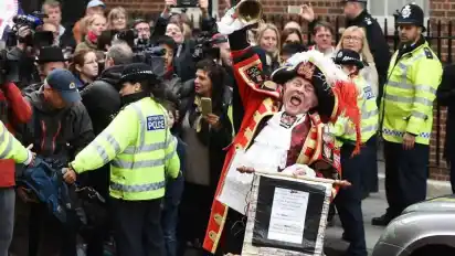 Ein "Town Cryer" gibt die frohe Botschaft über den weiblichen Nachwuchs der Royals bekannt.