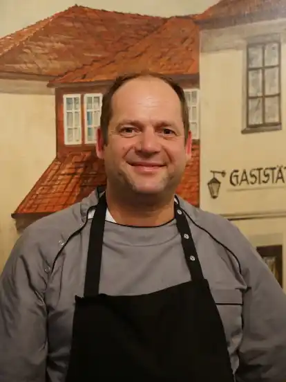 Rainer Sheikh ist seit sechs Jahren Küchenchef im Restaurant Herman’ Post in Oberneuland. Bei Herman’ Post gibt es gutbürgerliche norddeutsche Küche und eine schöne Auswahl an Weinen. Und im Sommer lockt der Biergarten.