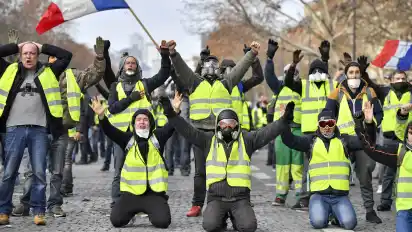 Bei den Protesten der "Gelbwesten" sind am Samstagvormittag in Paris mehrere Hundert Menschen festgenommen worden.