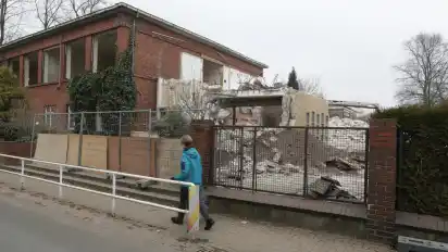 Anfang 2015 wurde das Gebäude der Grundschule abgerissen. Damals war geplant, dort Einfamilienhäuser zu bauen.